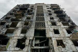 détruit et brûlé Maisons dans le ville pendant le guerre dans Ukraine photo