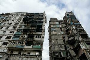 détruit et brûlé Maisons dans le ville pendant le guerre dans Ukraine photo