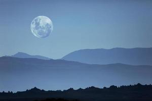 silhouettes de montagne fantomatiques et lune