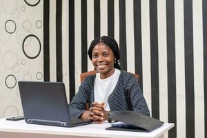 surexcité magnifique femme d'affaires souriant dans le Bureau photo