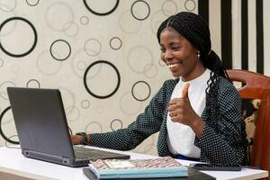 jolie africain Dame sentiment content comme elle travaux dans le Bureau photo