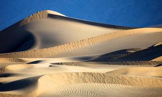 belles formations de dunes de sable dans la vallée de la mort en californie photo