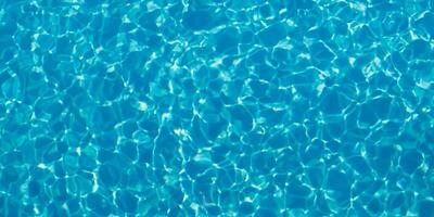 Contexte bleu déchiré l'eau dans nager bassin photo