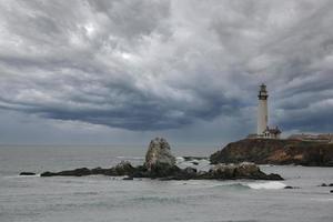 light house en californie avec des nuages orageux