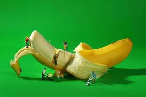 travailleurs de la construction dans l'imagerie alimentaire conceptuelle avec banane photo