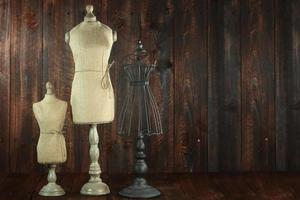 Bustes de mannequins antiques sur fond grunge bois