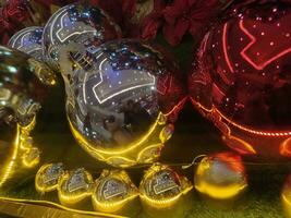 rouge et Jaune verre Balle Noël arbre ornements photo