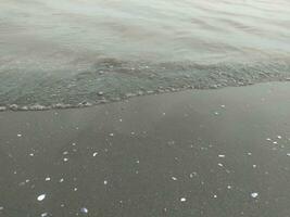 petit vagues de sombre mer l'eau photo