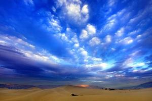 belles formations de dunes de sable dans la vallée de la mort en californie photo