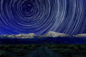 exposition nocturne des traînées d'étoiles du ciel à Bishop en Californie