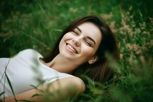 ai généré souriant relaxant brunette fille sur verdoyant herbe. produire ai photo