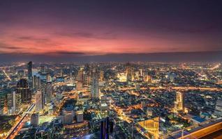 paysage urbain de trafic léger avec gratte-ciel et rivière chao phraya dans la métropole de bangkok