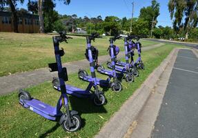 albury, Nouveau Sud Pays de Galles, Australie - 17 déc 2023 - faisceau Urbain mobilité avec partagé scooters électriques durable transport. photo