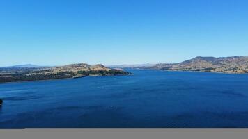 aérien vue de jackson point bongilla victoria Australie avec Montagne vue et Lac humer l'eau tenue par un inspirante barrage mur. photo