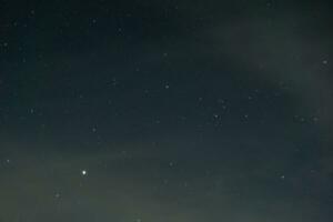 stary nuit sur le Haut de Montagne lorsque été saison. photo