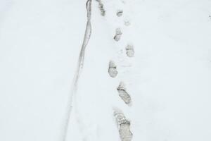 Humain empreintes dans le neige. le chemin dans le neige photo