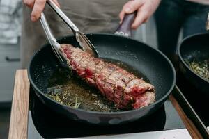 cuisine Viande Rouleaux dans une friture la poêle dans le cuisine classe. du boeuf rouleau avec épices. cuisine processus, fermer. photo