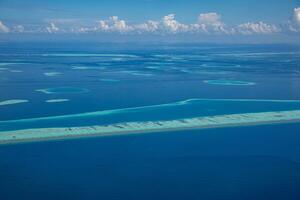 tropical îles et atolls dans Maldives de aérien voir. Maldives tourisme. photo