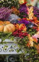 citrouilles d'halloween enveloppées d'horreur avec une atmosphère d'horreur, avec des yeux et une bouche coupés dans la citrouille orange photo