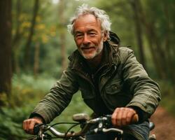 ai généré personnes âgées gentilhomme cyclisme au milieu de des arbres, images de Sénior citoyens photo