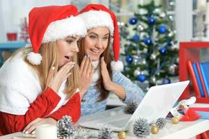 portrait de deux femmes en train de préparer pour Noël photo