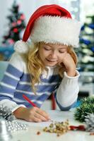 content fille dans Père Noël chapeau séance avec Noël présent photo