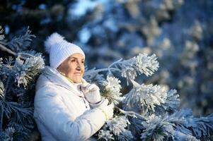 agréable vieux femme dans une fourrure manteau dans le hiver photo