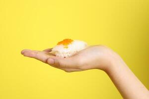 main avec Sushi photo