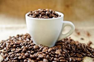 tasse à café et grains de café torréfiés.
