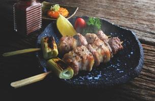 brochettes de porc à la japonaise grillées. photo