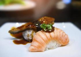 tranche de ventre de saumon japonais et brûle des sushis.