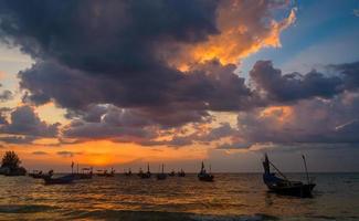 bateaux de pêche silhouette au coucher du soleil. photo