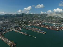 industriel port de mer, Haut voir. Port grues et cargaison navires et barges. photo