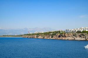 le littoral de antalya, le paysage de ville de Antalya est une vue de le côte et le mer. photo
