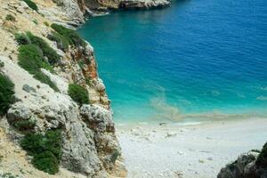 côtier falaises de calcaire. le côte de méditerranéen mer dans Turquie. photo