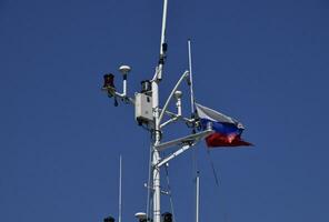 mât de le Port un service bateau. dispositifs de lumière signalisation et la communication antenne. photo