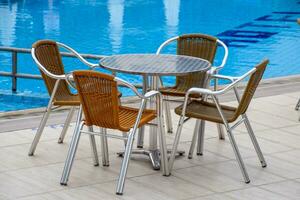 métal les tables et chaises avec osier des places dans Extérieur café. photo