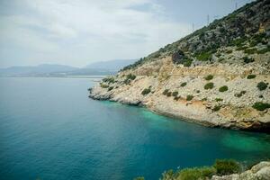 côte de le méditerranéen mer. le rive est composé de calcaire et marbre. photo