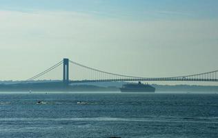 un bateau de croisière quittant la ville de new york photo