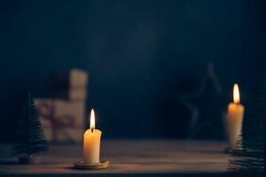 Noël, Nouveau années composition. bougies, cadeaux, Noël des arbres et guirlandes photo