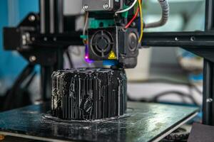 une 3d imprimante impressions une noir modèle. La technologie à Accueil photo