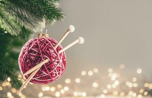 viva magenta Noël Balle dans le forme de une Balle de fils avec rayons sur le Noël arbre photo