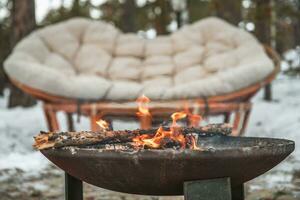 Feu feu de camp bol en plein air dans l'hiver. confortable atmosphère photo