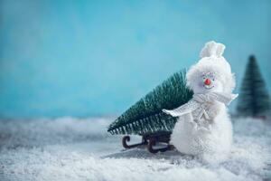 une bonhomme de neige dans le neige. Nouveau années, Noël hiver Contexte photo