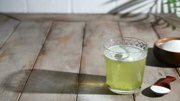 matcha collagène poudre dans verre de l'eau. photo