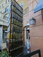 du vin bouteilles arrangé verticalement dans une modèle comme une travail de art dans Napa Californie photo