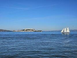 une voile bateau traversée dans de face de alcatraz île dans san francisco Californie photo