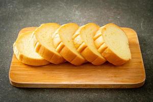 pain de pommes de terre tranché sur planche de bois photo