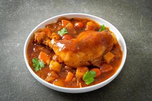 ragoût de poulet avec tomates, oignons, carottes et pommes de terre photo