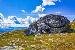 Gros rocher dans l'incroyable paysage norvégien mountain top vang norvège photo